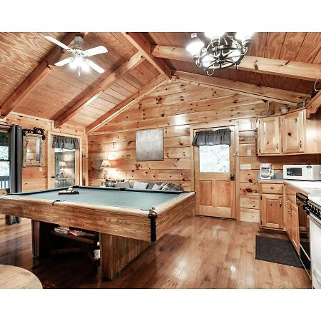 Villa Peekaboo With Hot Tub, Pool Table, And Jacuzzi Pigeon Forge Exterior foto