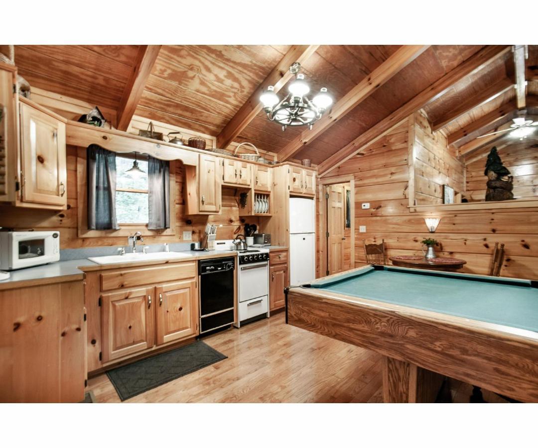Villa Peekaboo With Hot Tub, Pool Table, And Jacuzzi Pigeon Forge Exterior foto