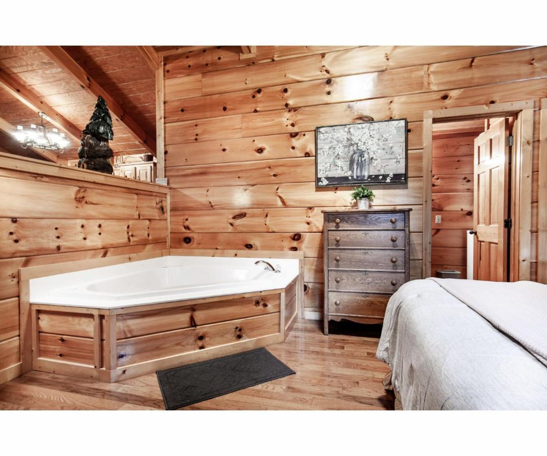 Villa Peekaboo With Hot Tub, Pool Table, And Jacuzzi Pigeon Forge Exterior foto