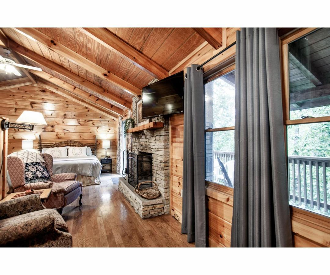 Villa Peekaboo With Hot Tub, Pool Table, And Jacuzzi Pigeon Forge Exterior foto