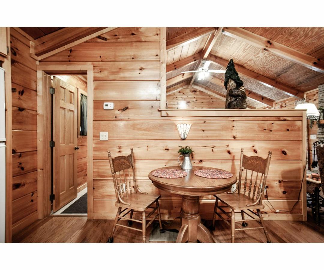 Villa Peekaboo With Hot Tub, Pool Table, And Jacuzzi Pigeon Forge Exterior foto