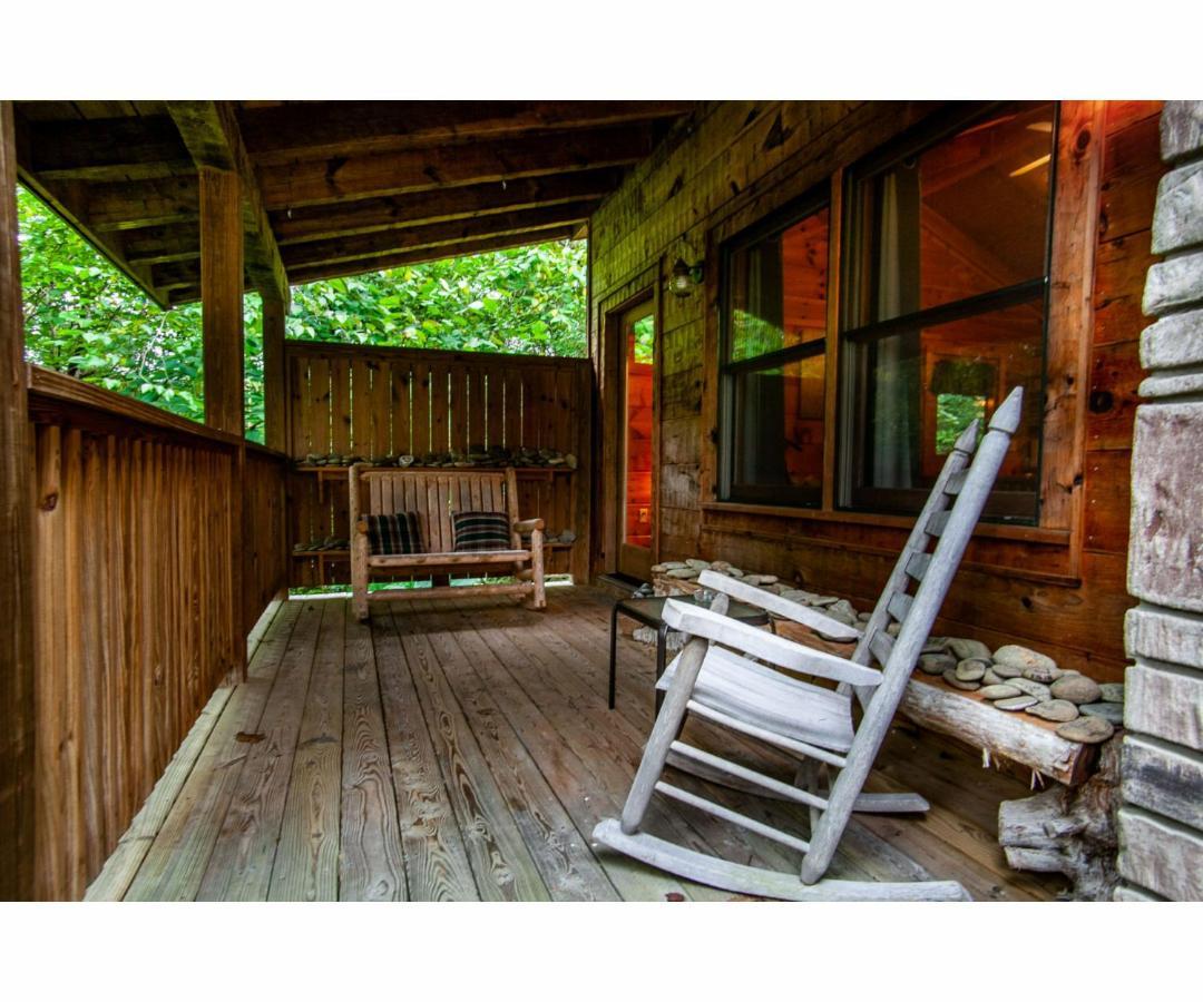 Villa Peekaboo With Hot Tub, Pool Table, And Jacuzzi Pigeon Forge Exterior foto