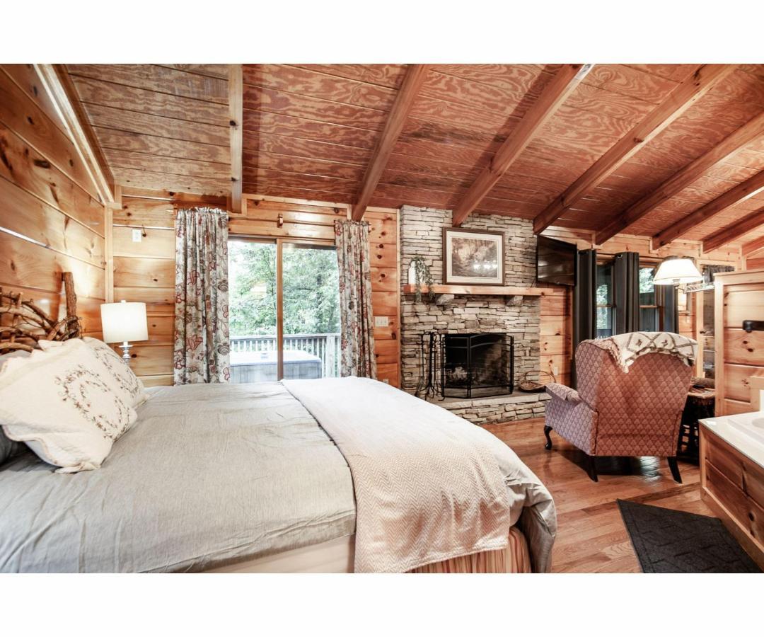 Villa Peekaboo With Hot Tub, Pool Table, And Jacuzzi Pigeon Forge Exterior foto