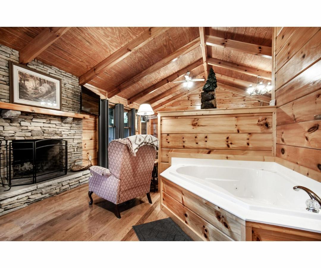 Villa Peekaboo With Hot Tub, Pool Table, And Jacuzzi Pigeon Forge Exterior foto