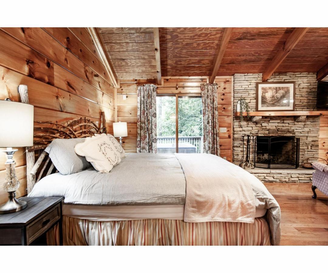 Villa Peekaboo With Hot Tub, Pool Table, And Jacuzzi Pigeon Forge Exterior foto