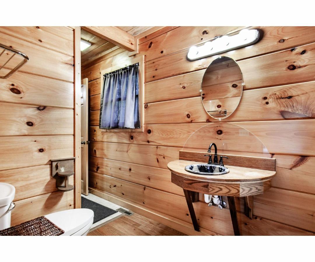Villa Peekaboo With Hot Tub, Pool Table, And Jacuzzi Pigeon Forge Exterior foto
