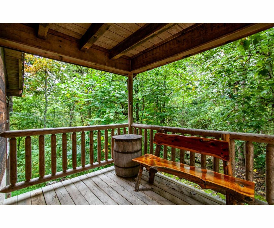 Villa Peekaboo With Hot Tub, Pool Table, And Jacuzzi Pigeon Forge Exterior foto